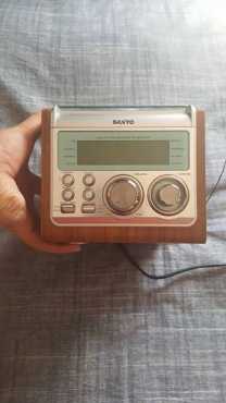 Sanyo RadioCD Speler met Dual Alarm Clock