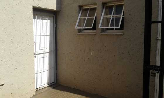 Secure garden flat Clubview Centurion