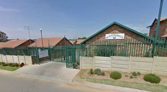 SECURED 3 BEDROOM TOWNHOUSE IN SUNNINGDALE COMPLEX BIRCHLEIGH KEMPTON PARK