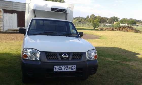 selling 2009  nissan  hardbody  bakkie    223500km    very  good   condition