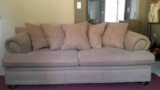 Selling a lounge suite 2 seater 1seater and 3seater