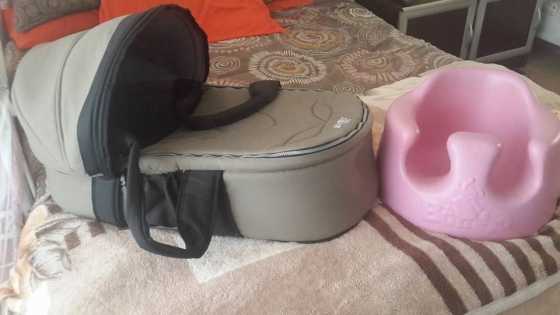 Selling Carry cot  Bumbo chair