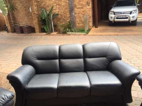 Selling my black Grafton Everest Executive recliner lounge suite