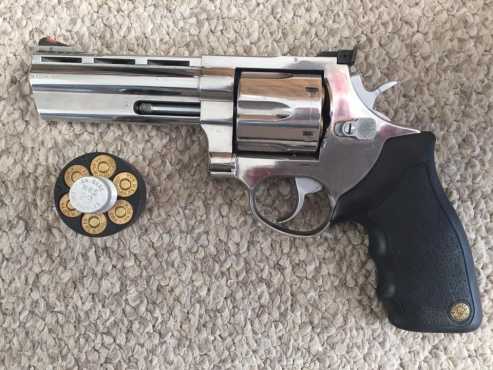 Selling my  TAURUS 44 MAG