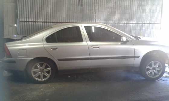 selling volvo 2003   2.4  s60  diesel car body parts