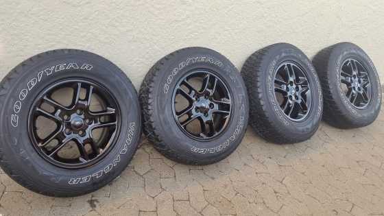 Set Original 17 inch Landrover Discovery 3 Black Series mags with 60 tread 2457517 Goodyear Wrang