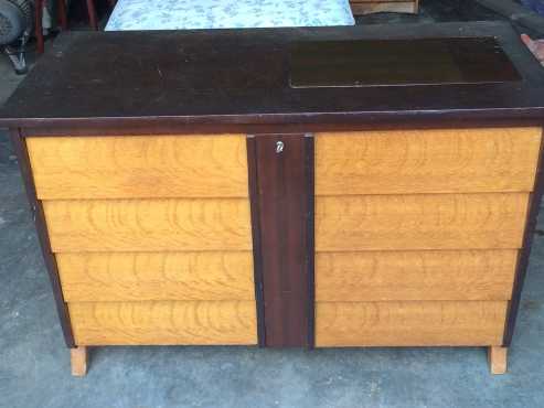 Sewing machine cabinet