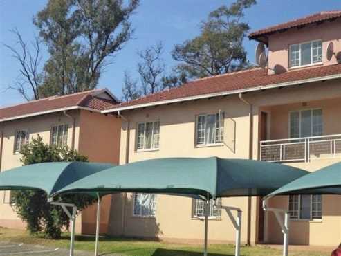 Sharonlea 2bedroomed townhouse to let for R4400  Royal Palms