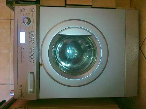 Silver finish Kelvinator washer  dryer combo - R1300