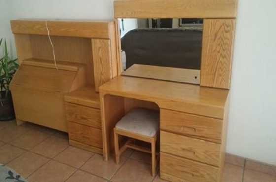 Singlebed headbord (light and space to pack away stuff),