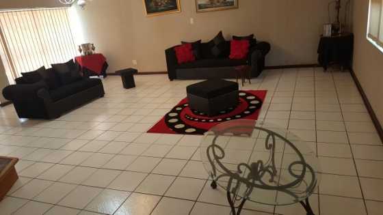 sitting room set with table still new R3500