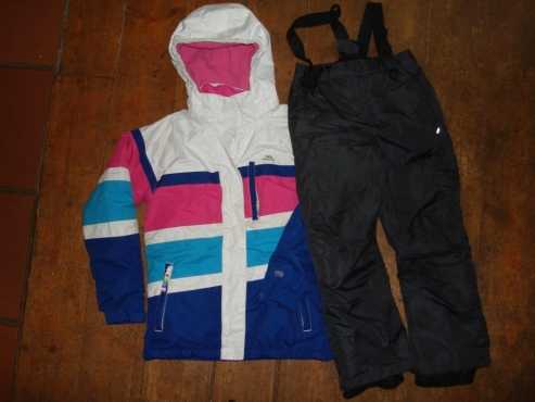 Skiing outfit with jacket and pants for children age 8 - 9