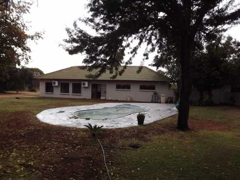 Smallholding 2 Houses, Pool amp 5 Garages, 4,6 ha in Kameelfontein Estates For Sale