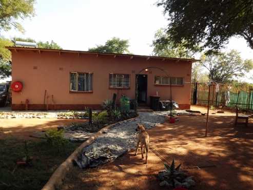 Smallholdings House amp Flat on 8,5 ha in Bultfontein For Sale