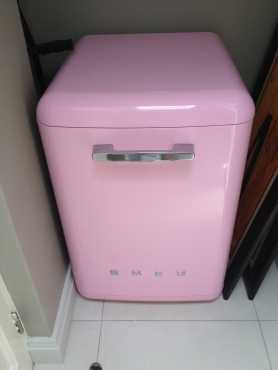 SMEG Dishwsher Pastel Pink