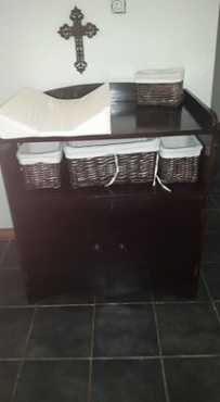 Soliede hout compactum met sy mandjies te koop