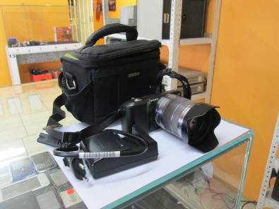 SONY NEX 3 DSLR CAMERA IN BAG WITH CHARGER IN GOOD