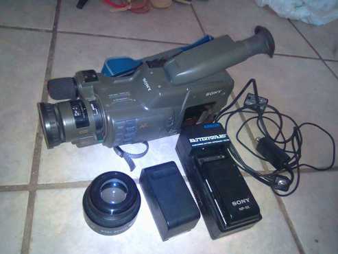 Sony video recorder with 2 batteries,