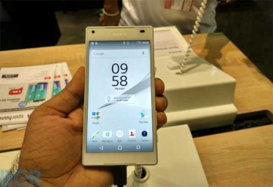 Sony xperia z5 compact 32GB in color white and black