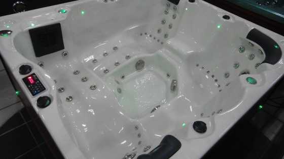 Spa Bathtubs DIFFERENT Sizes of Jacuzzi available