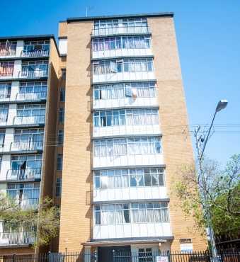 SPACIOUS 1.5 BEDROON FLAT TO RENT. HEIDELAND FLATS , 99 GREEF STREET , SUNNYSIDE