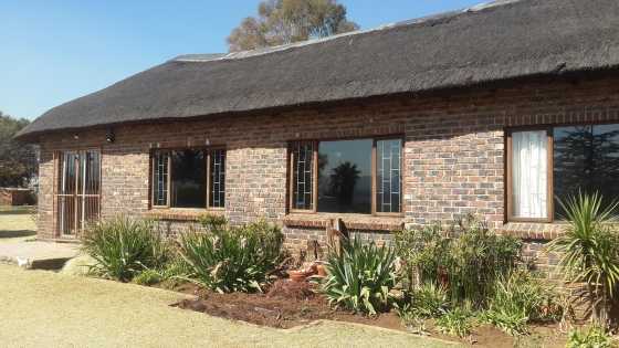 Spacious 2 Bedroom, Lounge, Dining room and kitchen with breakfast nook on Farm