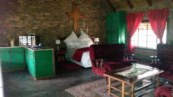 Spacious bachelor flat to rent on smallholding near Roodeplaat dam