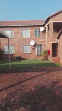 SPACIUS 2 BEDROOM FLAT, 2 BATHROOMS, LOCK-UP GARAGE - CELTIS GARDENS, CELTISDAL, CENTURION