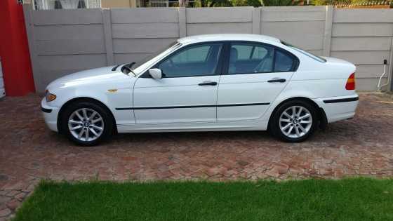 Spectacular White BMW 318i Very Low km