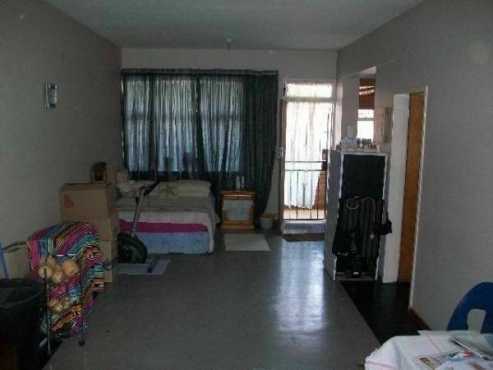 SPRINGS Open plan bachelor flat to let for R1500 excl wampl