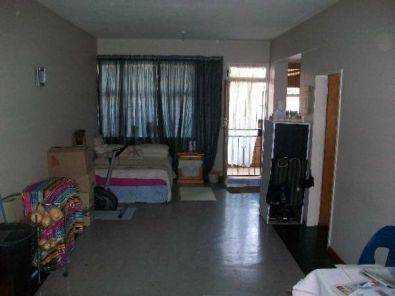 SPRINGS Open plan bachelor flat to let for R1800