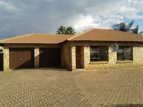 Springs, Petersfield Comfortable 3 Bedroom House in  security complex