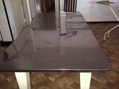 STAINLESS STEEL TABLE