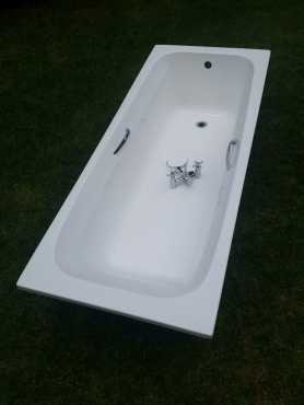 Standard size Bath (white) in great condition for sale