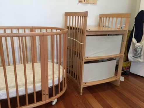 Stokke Sleepi cot and change table