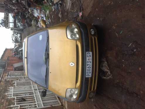 Stripping Renault Clio 2000 for Spares