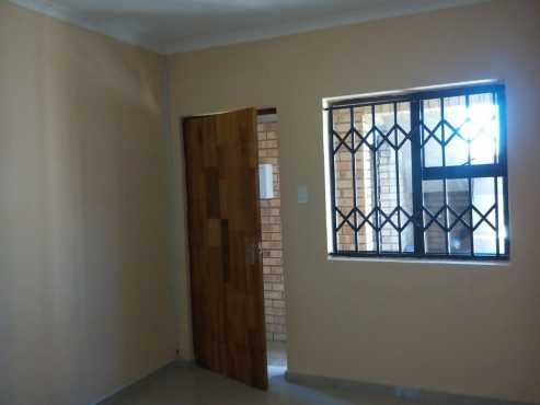 Studio Apartment (Room) BATHROOM - STOVE - WALLDROBE - MINI KITCHEN to rent in Meadowlands Soweto