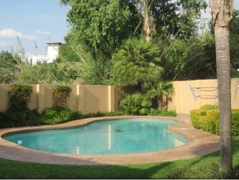 Stunning 1 Bed 1 Bath Townhouse For Sale in Paulshof, Sandton - Stonebrook (Nearest Cash Offer)