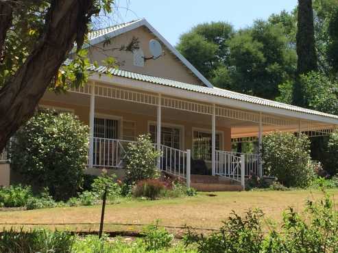 Stunning colonial style farm with 2 houses and 3 income producing guest cottages