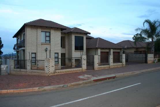 Stunning modern double storey free standing home2 garages