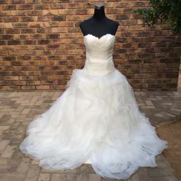 Stunning Pronovias Wedding Dress for Hire