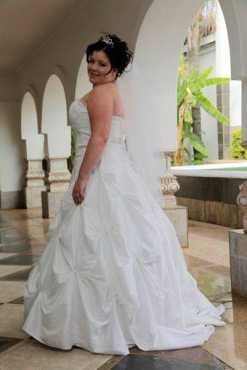 Stunning second hand wedding dress for sale