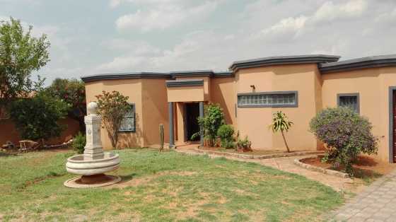 Stunning, Spacious and Modern family home to Rent in Heuweloord, Centurion.