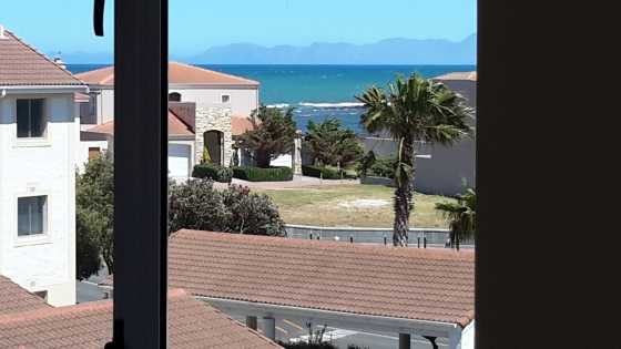 Stunning upmarket beach house in Gordons Bay Harbour Island, holiday apartment