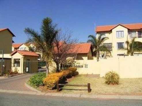 Sundowner open plan studio townhouse to let for R4000 Call 071-5600341 or whats app 081-8344092