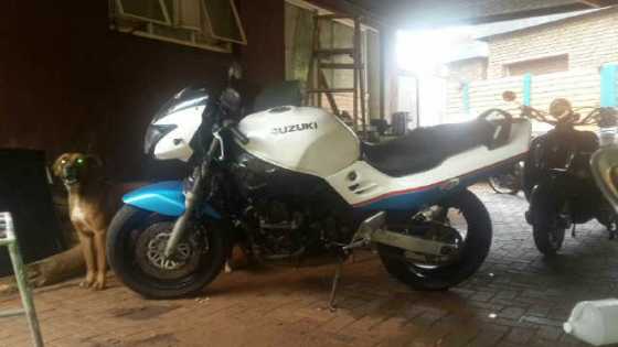 Suzuki RF 900.