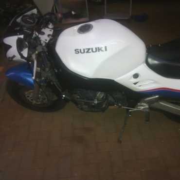 Suzuki RF 900.