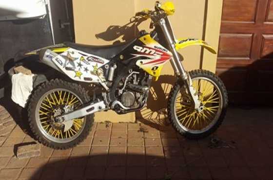 Suzuki RMZ250 (2006).