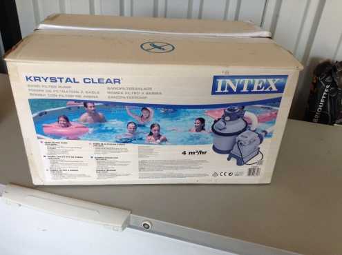 Swimming pool sand filter with a bag of sand