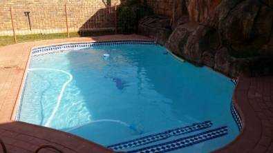 Swimming pool weekly maintenance services